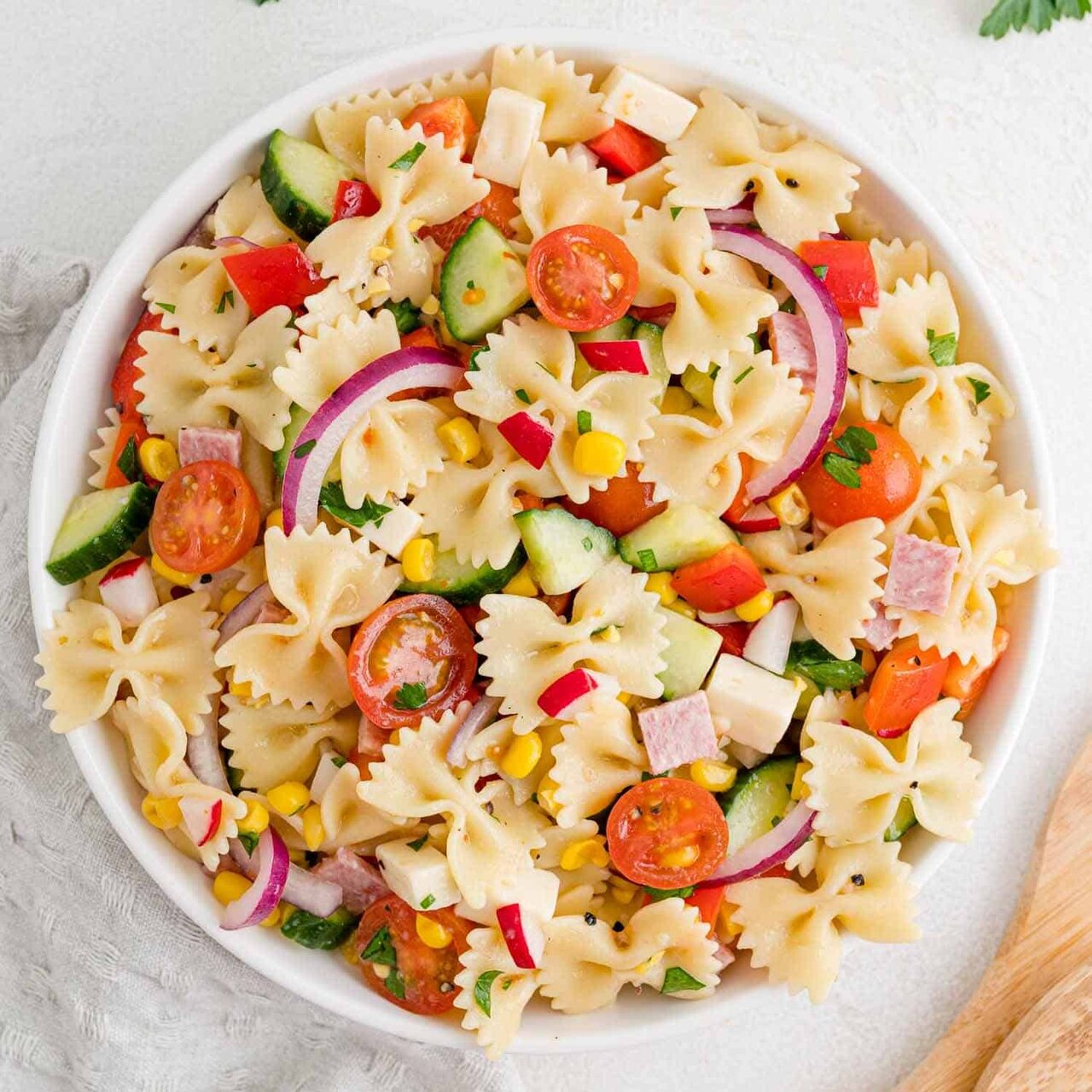 یک سالاد ماکارونی جذاب و مقوی برای برای بچهها