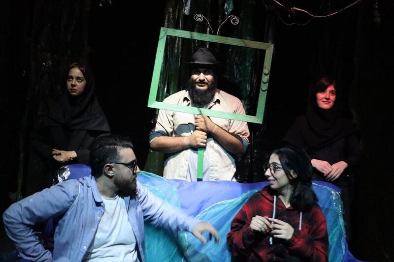 نمایش “زمان میگذرد” را در تالار آفتاب اهواز به روی صحنه رفت