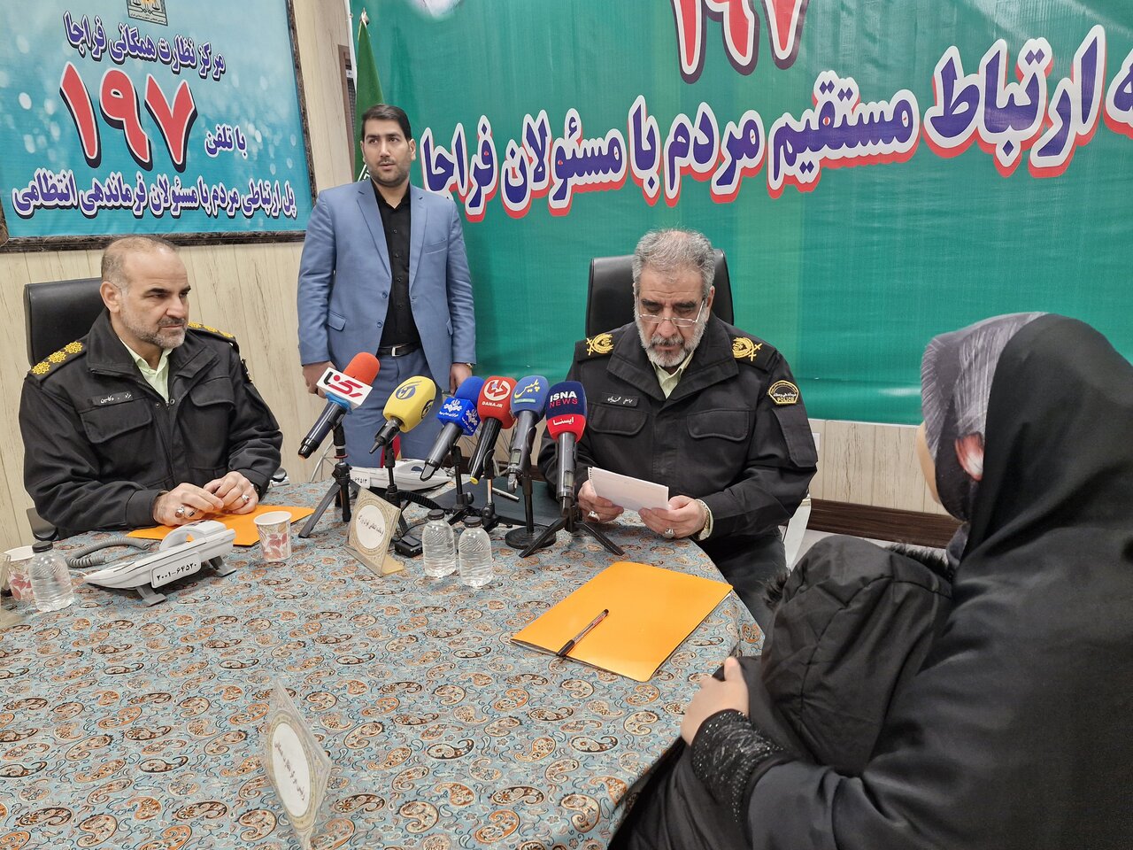 دیدار مردمی فرمانده انتظامی تهران بزرگ و معاونین پلیسهای تخصصی در مرکز ۱۹۷