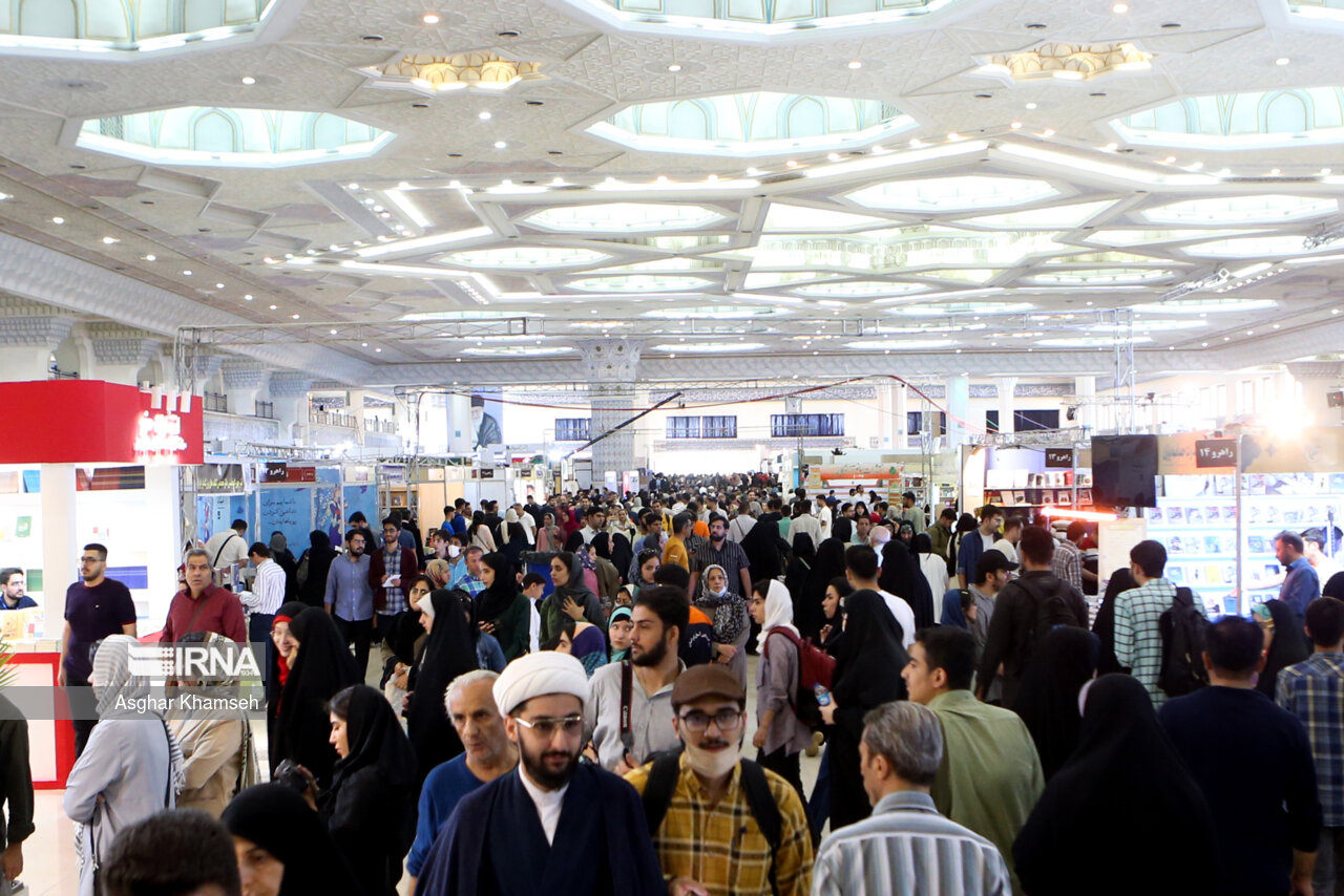 نباید چراغِ کتاب‌فروشان در طول نمایشگاه خاموش شود/ چرا اتحادیه کوتاه آمد؟