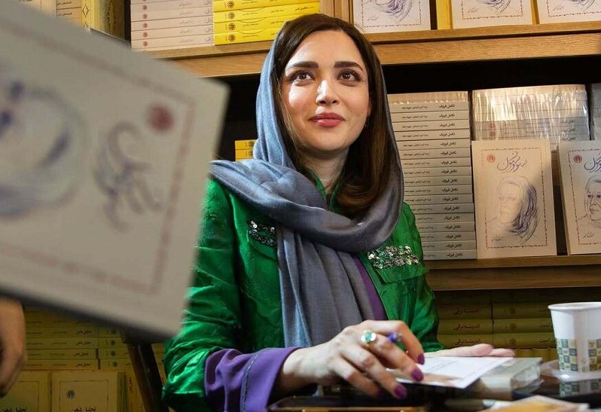 حاشیههای یک جشن؛ عوامل «سووشون» کارت پستال امضا کردند نه کتاب
