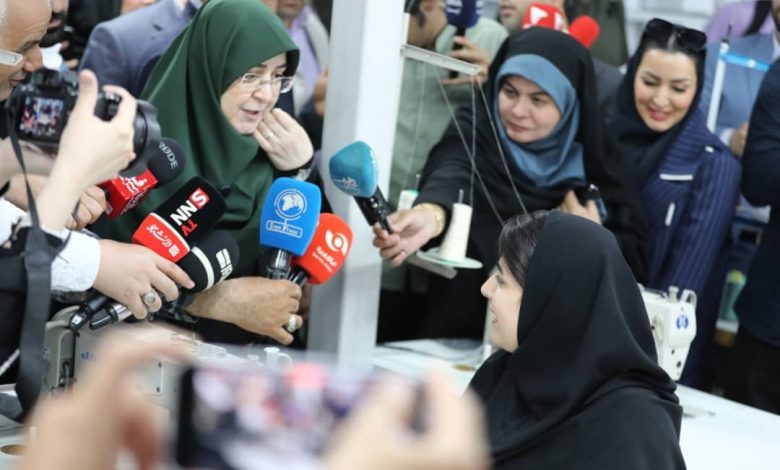 بازدید سخنگوی دولت از یك كارگاه تولیدی پوشاك در منطقه آزاد انزلی
