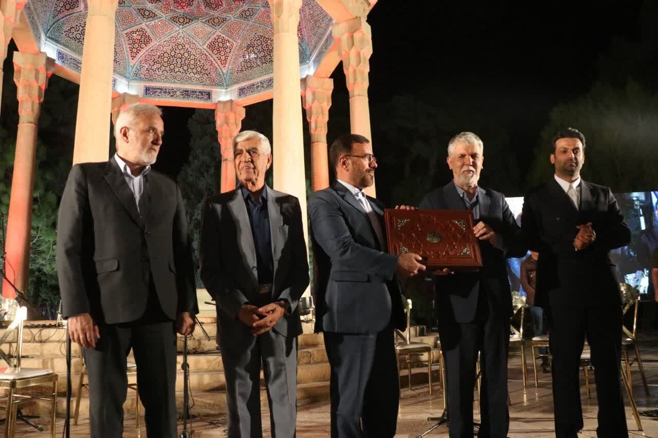 فیلم| اهدای ۲ گنجینه جاودان به وزیر فرهنگ و ارشاد اسلامی از سوی مردم شیراز