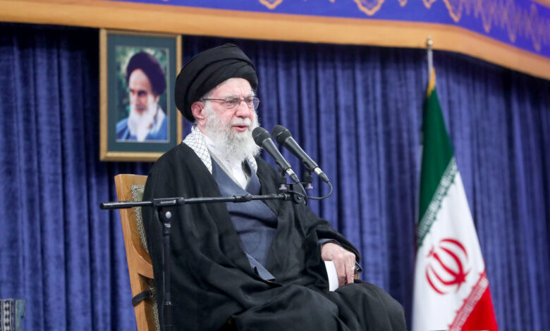 رهبر معظم انقلاب اسلامی در سالروز میلاد مبارک مولی‌الموحدین حضرت علی‌بن‌ابیطالب(ع) و ششمین سالگرد شهادت سردار سلیمانی، در دیدار خانواده‌های معظم شهیدان جنگ ۱۲ روزه (شهدای اقتدار)، عدالت و تقوای امیرمومنان را دو قله مورد نیاز کشور و واجب‌ترین خصوصیات برای اداره جامعه خواندند و با تأکید بر لزوم هوشیاری و تقویت وحدت ملی در مقابل «جنگ نرم» دشمنان، گفتند: این جنگِ مبتنی بر «فریب و دروغ و تهمت و شایعه» همان جنگی است که دشمنان حکومت علوی پس از شکست‌های نظامی در مقابل آن حضرت در پیش گرفتند تا مانع تحقق اهداف ایشان شوند.