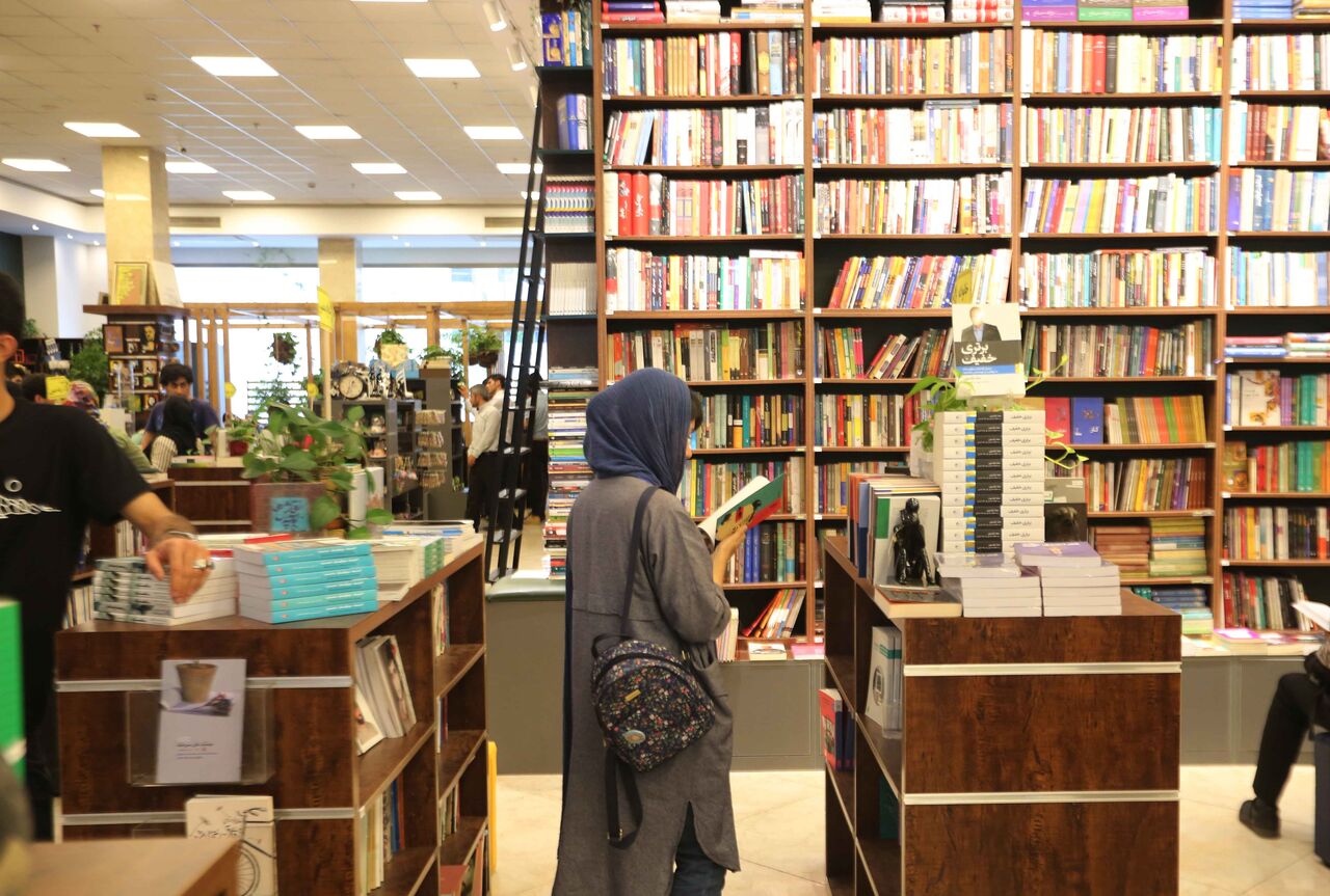 شهید احمدی‌زاده کار در حوزه کتاب را دوست داشت