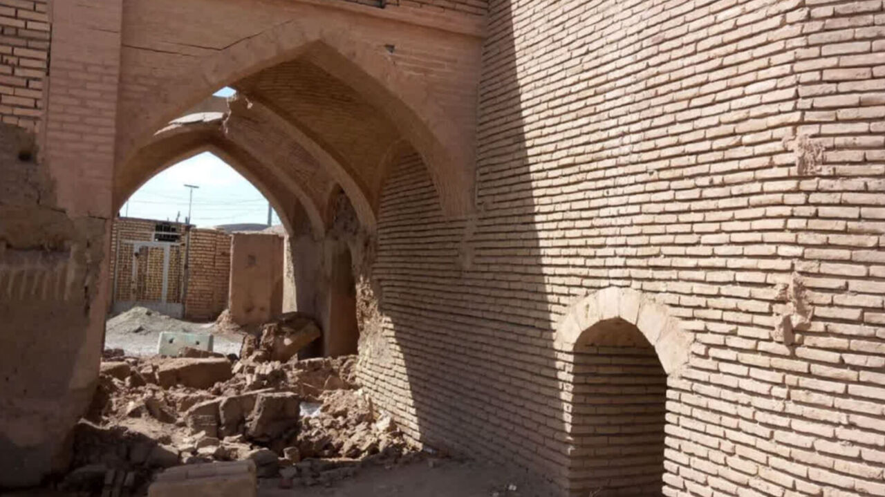 بناهای تاریخی شهرستان کوهپایه بر اثر موج انفجار آسیب دیدند 