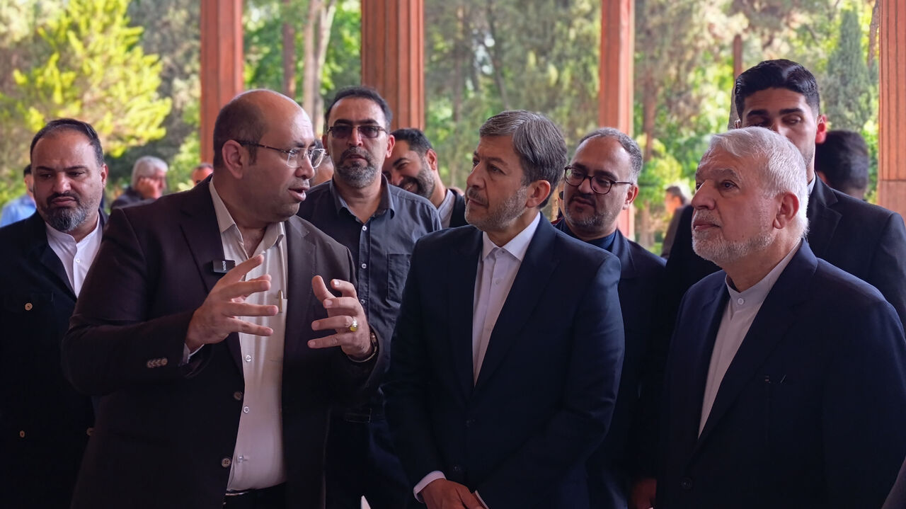 وزیر میراث‌فرهنگی از آثار تاریخی متاثر از جنگ تحمیلی سوم در اصفهان بازدید کرد