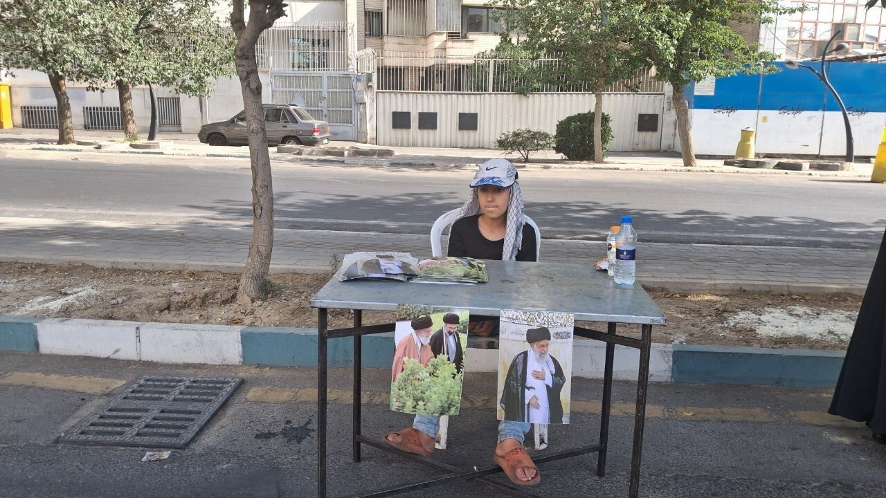 حضور دهه نودی‌ها با توزیع عکس رهبر شهید/ او محبوب همه نسل‌ها بود